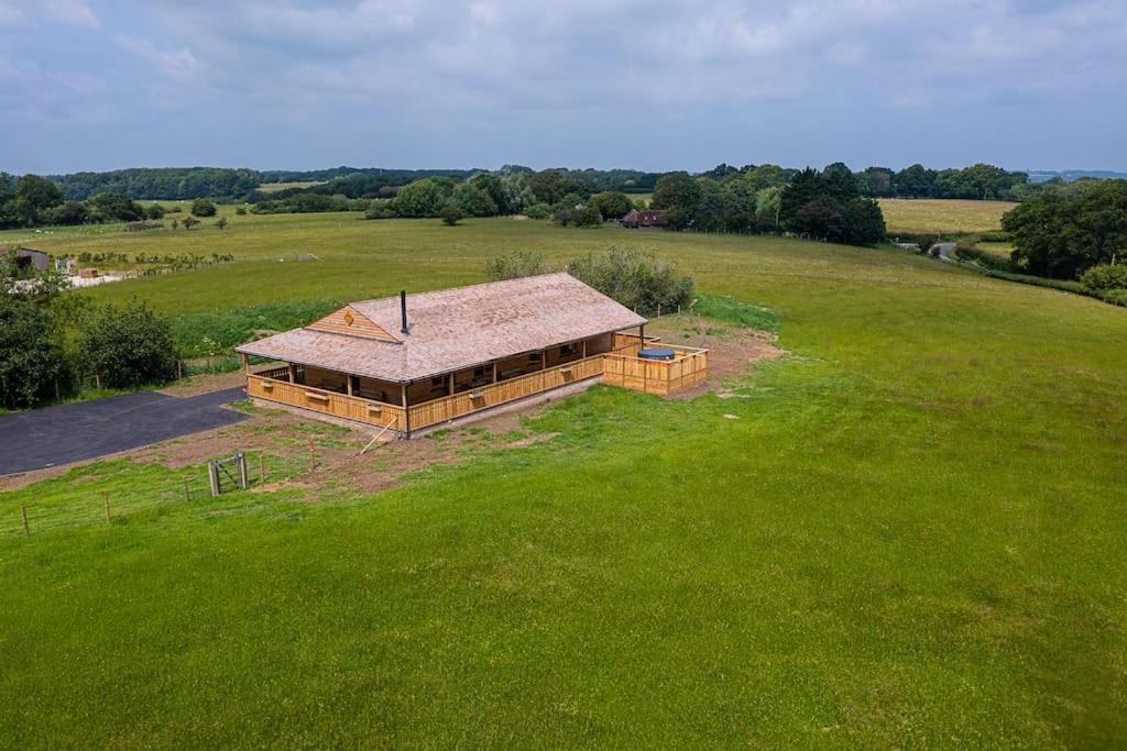 Luxury Log Cabin With A Hot Tub Stone  Exteriér fotografie