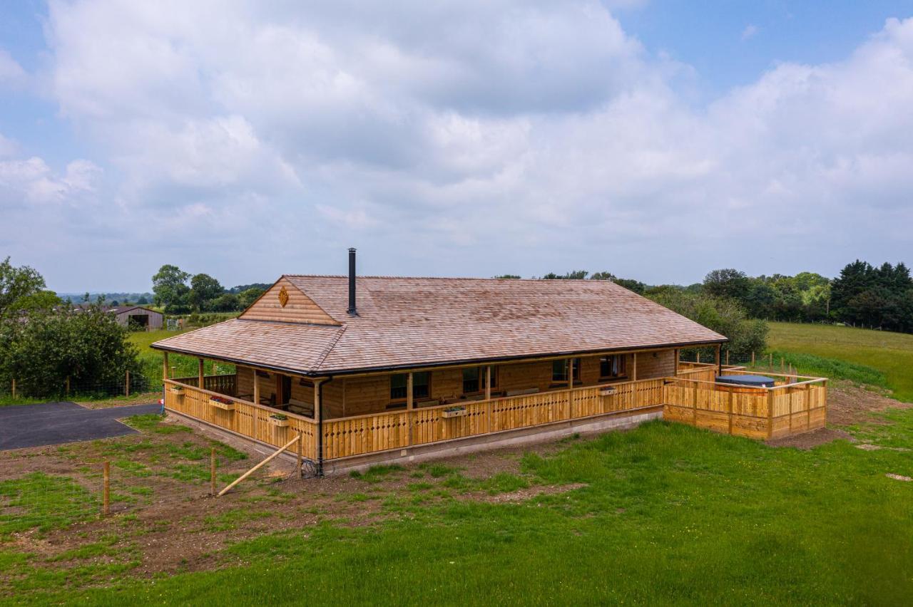 Luxury Log Cabin With A Hot Tub Stone  Exteriér fotografie